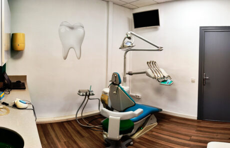 Box 3 Fotografia d'un box amb una cadira odontològica al centre de la sala, a la part esquerra, mobles i una pica de bany.