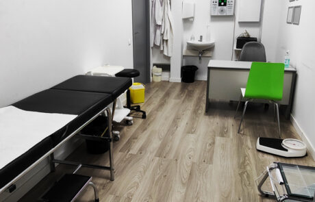 Box 6 Fotografia d'un box on es veu una llitera a la part esquerra de la sala, una papelera groga