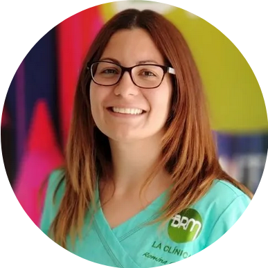 Fotografia de primer pla de l'Higienista i auxiliar, Romina Gómez Benaiges.