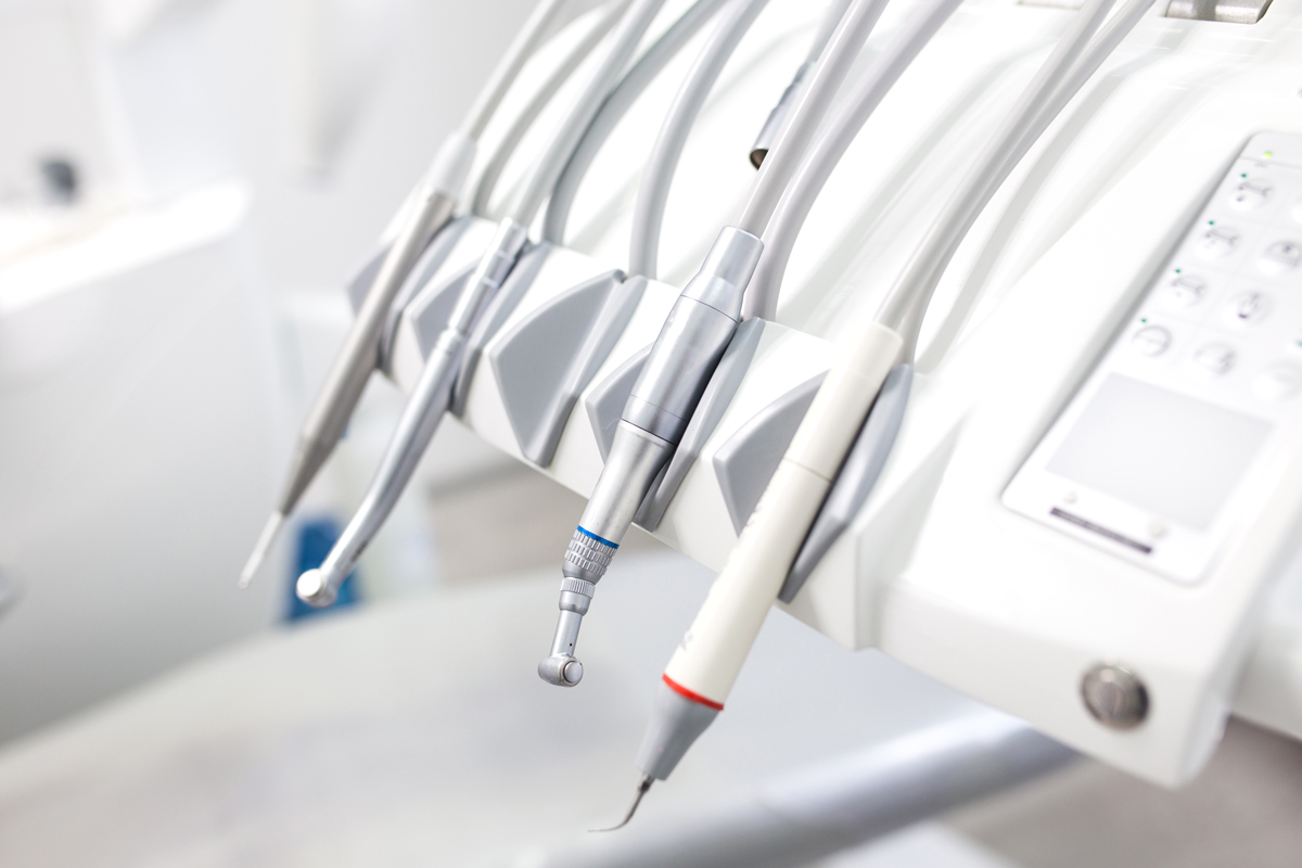 Fotografia de l'equipament de dentista des de prop.